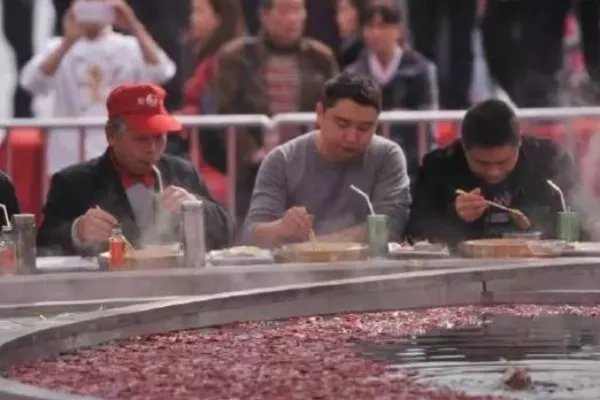 第一大火锅56人同时开吃,这样不会传染疾病吗?