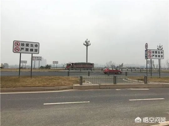 上个月成都一劳斯莱斯撞死两人路口被封死、过街隧道已修好,此事你怎么看?