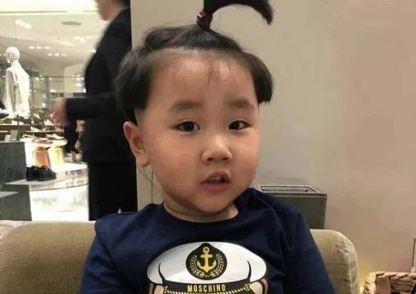郭德纲二儿子身穿橙色连体裤，是不是也太接地气了？