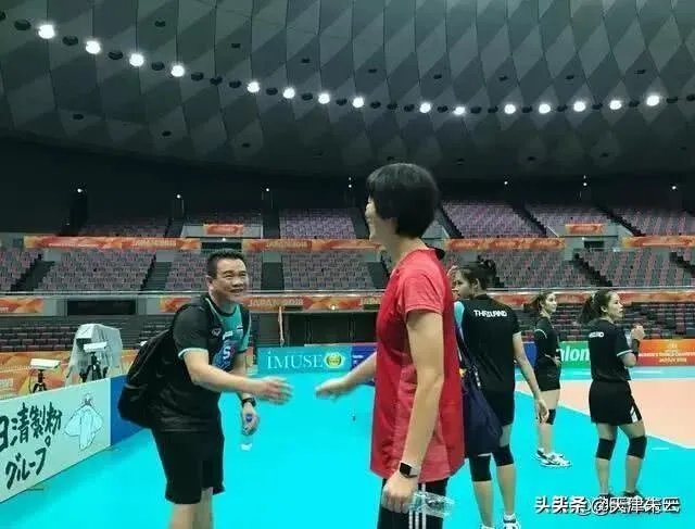 战胜中国女排之后,泰国女排教练达奈一脸平静的样子,显得并不兴奋,这是怎么一回事?