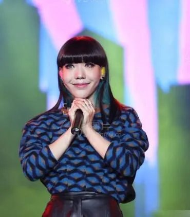中国好声音吴莫愁唱让我一次爱个够获赞 与导师合唱太惊艳