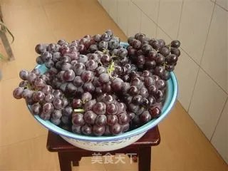 家庭自酿红葡萄酒