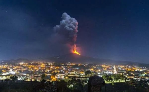 意大利埃特纳火山喷发,火光烟柱冲天,是否有造成人员伤亡情况?
