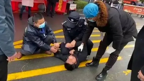 防疫人员将男子压在地,涉事民警道歉,为何总有此类事件发生?