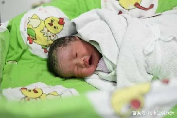 身高90厘米的袖珍女孩,不顾医生劝阻生下一娃,如今怎么样了?