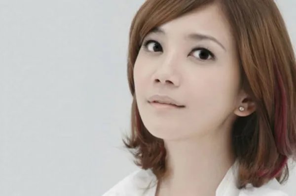 你是如何看待梁静茹前夫迅速约会新欢这件事的?