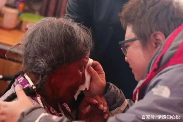 “50岁未婚,败光上亿家产”:韩红的背后,到底有怎样的心酸?