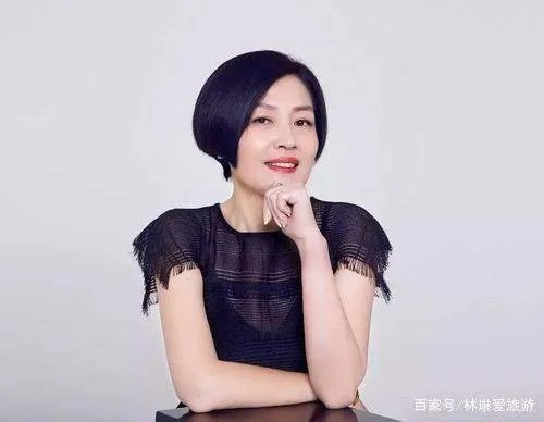 李咏去世后哈文曝近照,心态平静婚戒未取。你怎么看呢?