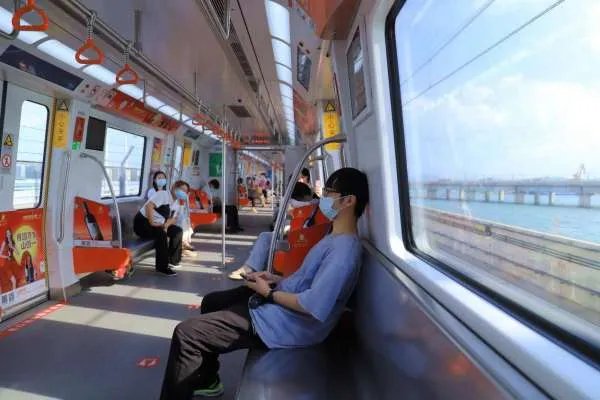 郑州一男子在地铁内学狗爬还犬吠,在这名男子身上究竟发生过什么?