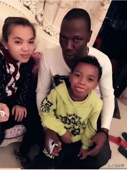 女儿和非洲小伙离婚了,孩子留给男方好还是留给女方好?