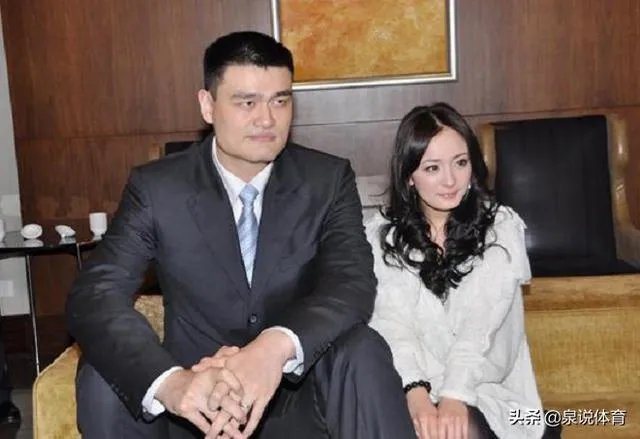跟姚明合影,如何站位才能避免尴尬?