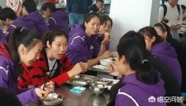 朱婷荣归故里,回河南老家排队吃食堂并主动刷碗,如何评价她的行为?
