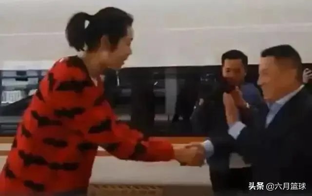 朱婷荣归故里,回河南老家排队吃食堂并主动刷碗,如何评价她的行为?