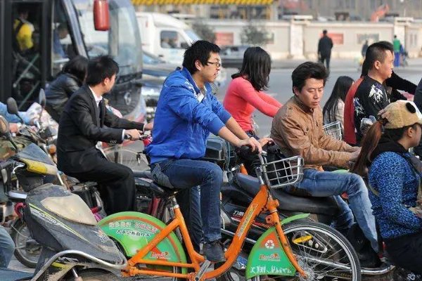 清华学生边骑车边用电脑,称怕程序中断,除了手拿就没有其他解决办法?
