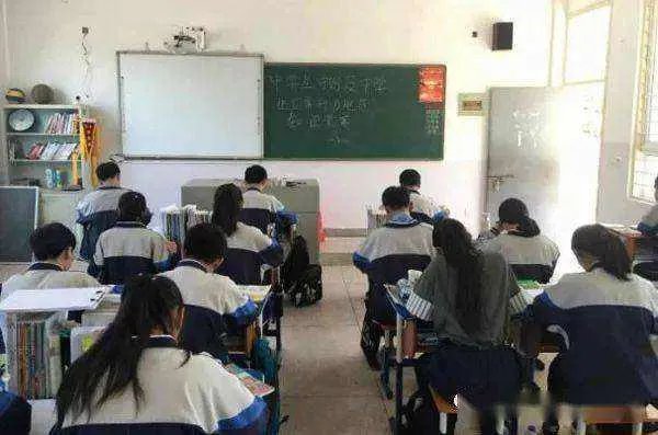 家长校门口给孩子剪头发,老师对此有何回应?