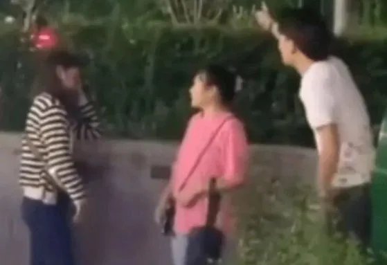 男子因彩礼当街暴打女友是怎么回事?
