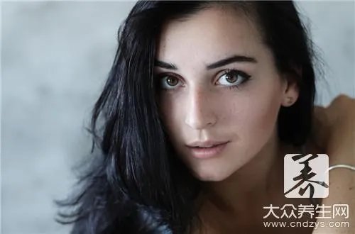 丸子头的梳法