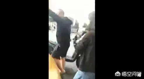 滨市的摩托男与的哥发生争执后心脏病发倒地死亡的视频在网上传开