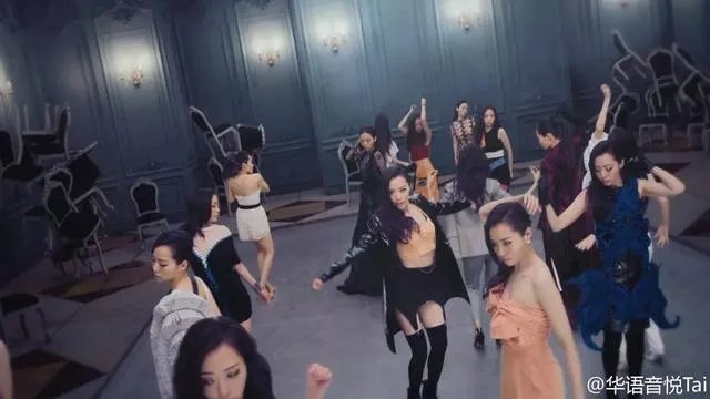 #维密大秀#张靓颖成第一个登上维密舞台的中国歌手,她的时尚品味如何?