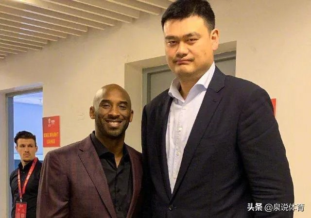 跟姚明合影,如何站位才能避免尴尬?