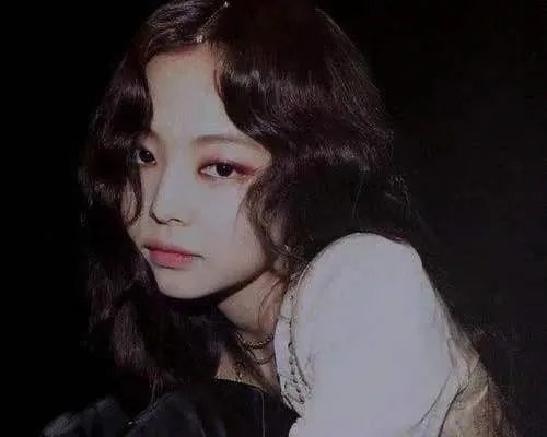Jennie发布春游照,她有哪些拍照姿势值得学习?