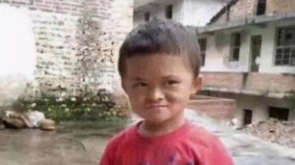 当年“小马云”最终又回到了村子还被鉴定为残疾，他是时代的牺牲品吗？