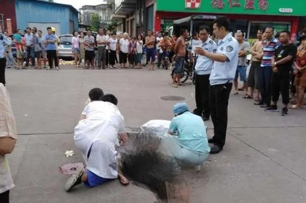 老人被狗绳绊倒摔地后身亡,整个过程是怎样的?