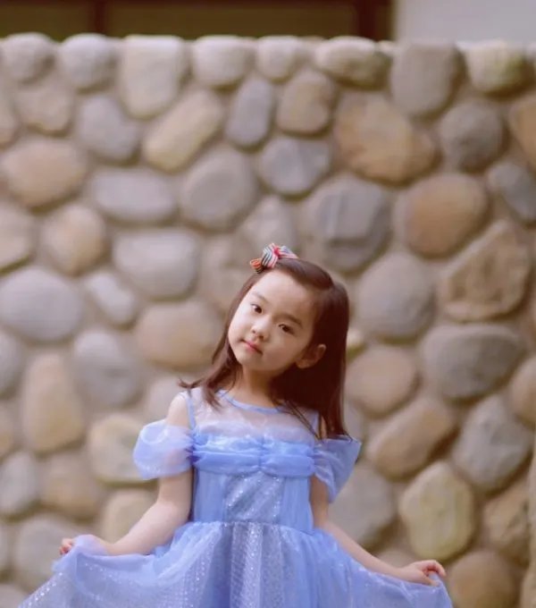 高云翔女儿曝光,5岁小酒窝穿公主裙凹造型,越来越有明星范,你怎么看?