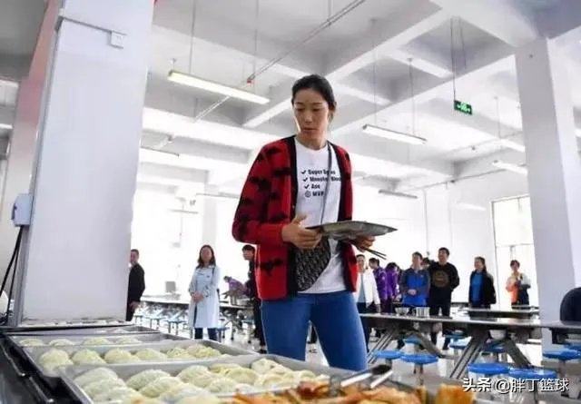 朱婷荣归故里,回河南老家排队吃食堂并主动刷碗,如何评价她的行为?