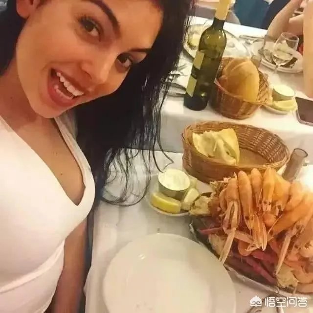 C罗未婚妻乔治娜在认识C罗前当过保姆干过导购,这是怎么回事?
