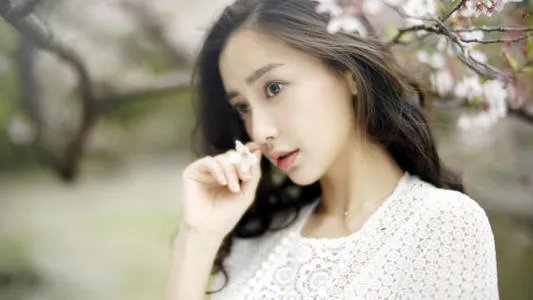 Angelababy回应合照站位,都表达了什么?