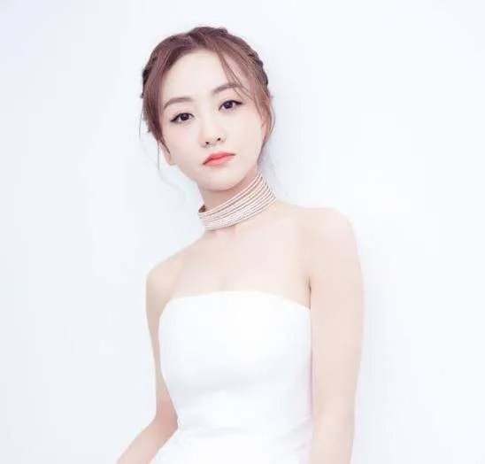 气得发抖!女演员房内换衣遭偷拍勒索,于正言辞激烈怒斥偷拍者!你怎么看?