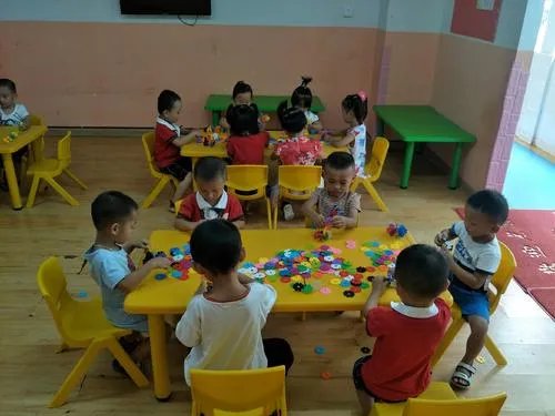 幼儿园萌娃穿7件衣服上学, 会不会影响孩子的生长发育?