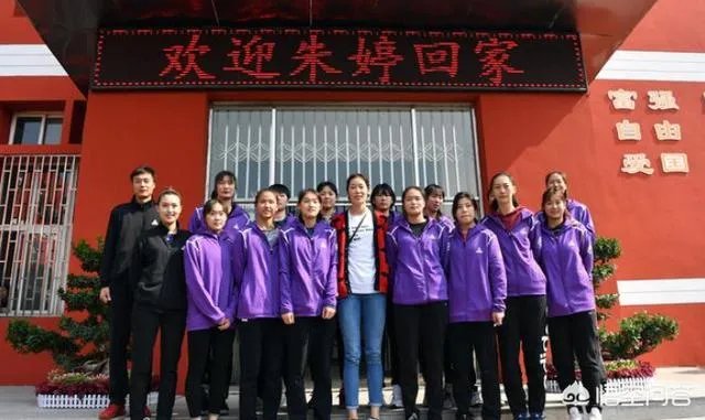 朱婷荣归故里,回河南老家排队吃食堂并主动刷碗,如何评价她的行为?