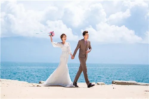 爱琴海婚纱照价格一般多少       拍婚纱照怎么摆姿势好看