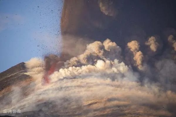意大利埃特纳火山喷发,火光烟柱冲天,是否有造成人员伤亡情况?