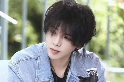 “流量小生”华晨宇的劲爆情史，贵圈背后隐秘着多少不堪？