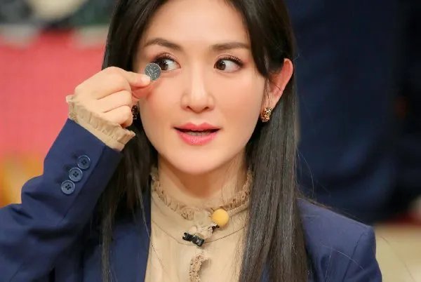到底发生了什么,何炅和谢娜的友谊的小船被爆翻船?