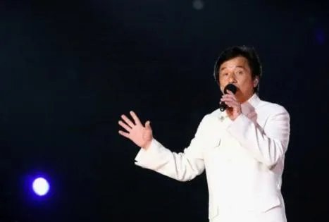 第一个在鸟巢开个人演唱会的歌手是谁？