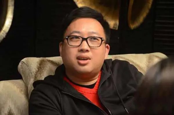 气得发抖!女演员房内换衣遭偷拍勒索,于正言辞激烈怒斥偷拍者!你怎么看?