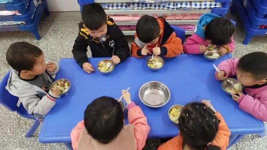 幼儿园萌娃穿7件衣服上学, 会不会影响孩子的生长发育?