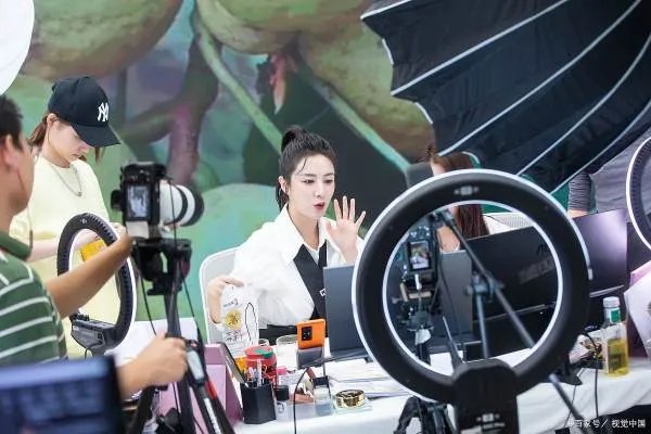 网曝主播一哥补税17亿逃过一劫,对此李佳琦急回应,他说了什么?