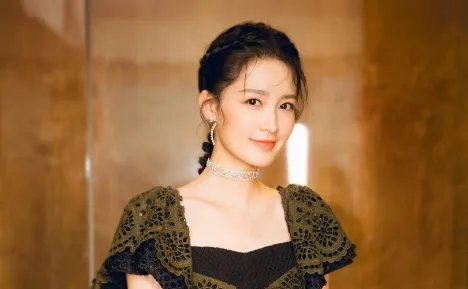 李沁虽然不争不抢但却稳扎稳打,刚刚获得最佳女配角奖,你怎么看?
