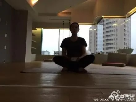 蒋勤勤挺大肚做高难度瑜伽动作吓坏网友,怀孕期间可以做瑜伽吗?