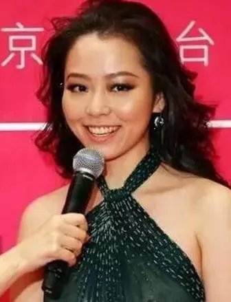 #维密大秀#张靓颖成第一个登上维密舞台的中国歌手,她的时尚品味如何?