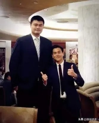 跟姚明合影,如何站位才能避免尴尬?