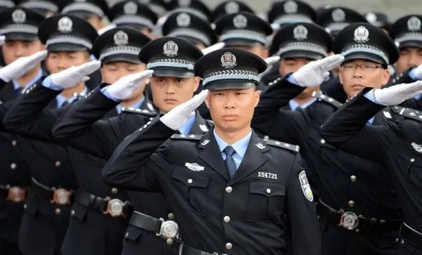 河南的民警怕惊扰患儿警笛声调最小,这件事有触动到你的心弦吗?