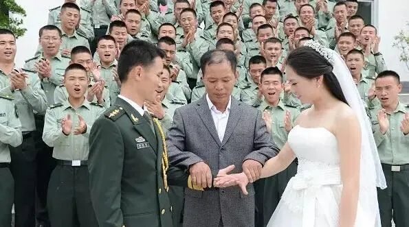 军营婚礼新人用军用水壶喝交杯，军婚是什么感觉？
