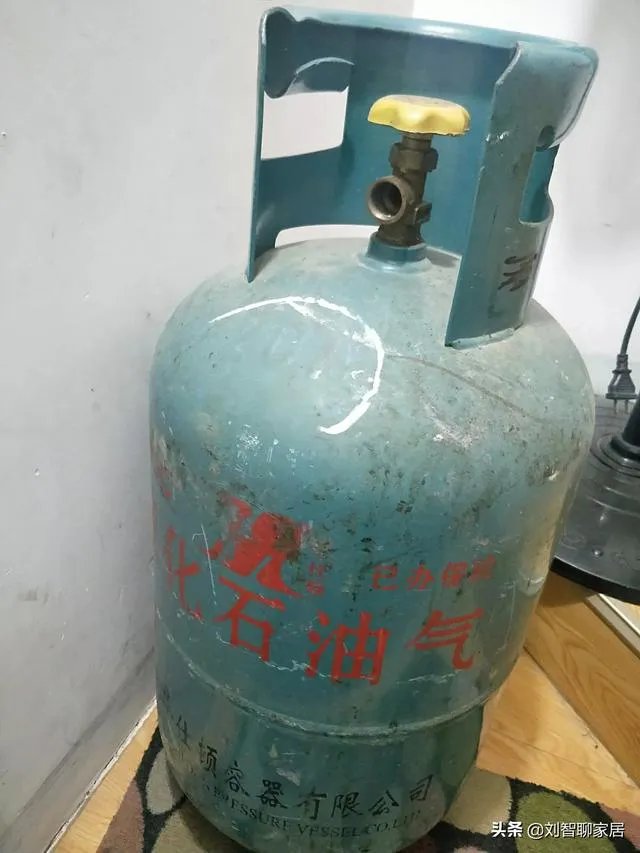 无锡燃气爆炸,对遇难的人表示悲伤,请问煤气罐起火,应该先灭火还是先关阀门?