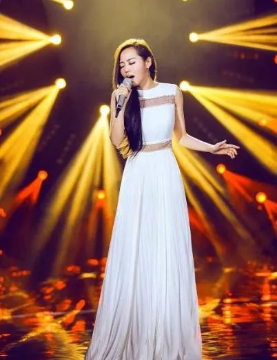 #维密大秀#张靓颖成第一个登上维密舞台的中国歌手,她的时尚品味如何?
